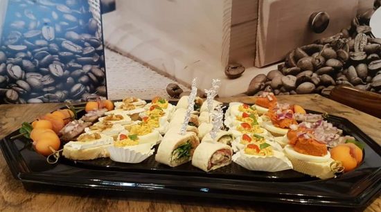 mooie schaal met verschillende royale luxe hapjes